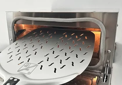 Effeuno Professional Perforated Pizza Peel - Pizzaschep in pizzaoven